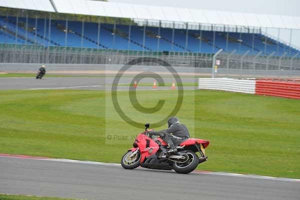 Motorcycle action photographs;Silverstone circuit;Silverstone photographs;Trackday digital images;event digital images;eventdigitalimages;no limits trackday;peter wileman photography;rockingham towcester northamptonshire;trackday;trackday photos