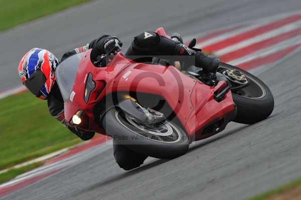 Motorcycle action photographs;Silverstone circuit;Silverstone photographs;Trackday digital images;event digital images;eventdigitalimages;no limits trackday;peter wileman photography;rockingham towcester northamptonshire;trackday;trackday photos