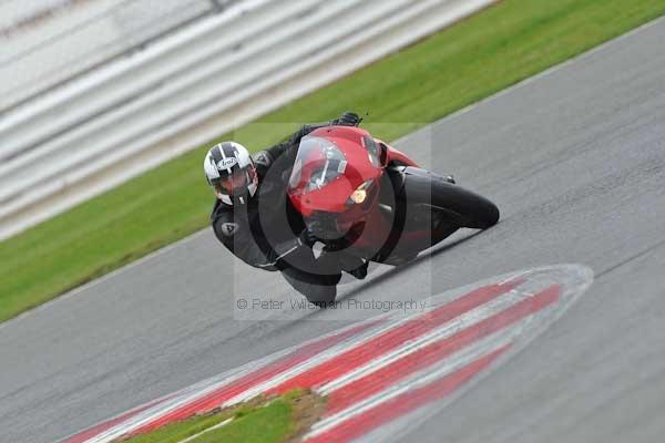 Motorcycle action photographs;Silverstone circuit;Silverstone photographs;Trackday digital images;event digital images;eventdigitalimages;no limits trackday;peter wileman photography;rockingham towcester northamptonshire;trackday;trackday photos