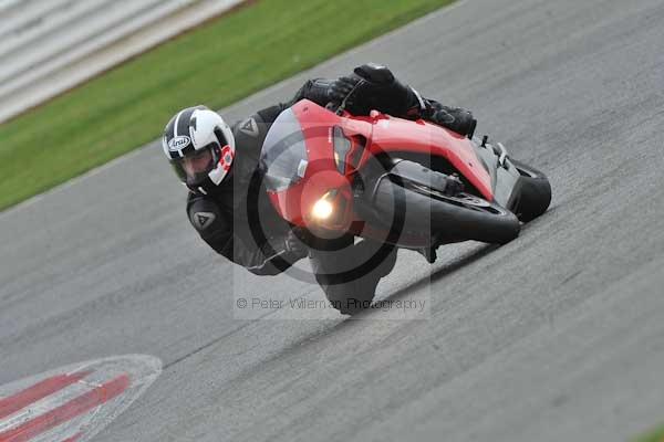 Motorcycle action photographs;Silverstone circuit;Silverstone photographs;Trackday digital images;event digital images;eventdigitalimages;no limits trackday;peter wileman photography;rockingham towcester northamptonshire;trackday;trackday photos