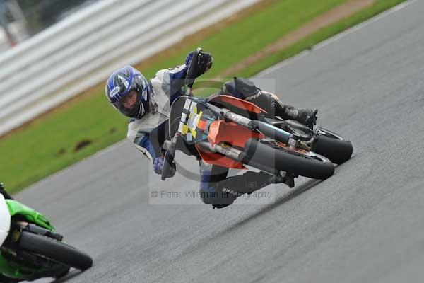 Motorcycle action photographs;Silverstone circuit;Silverstone photographs;Trackday digital images;event digital images;eventdigitalimages;no limits trackday;peter wileman photography;rockingham towcester northamptonshire;trackday;trackday photos