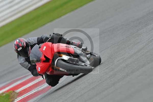 Motorcycle action photographs;Silverstone circuit;Silverstone photographs;Trackday digital images;event digital images;eventdigitalimages;no limits trackday;peter wileman photography;rockingham towcester northamptonshire;trackday;trackday photos