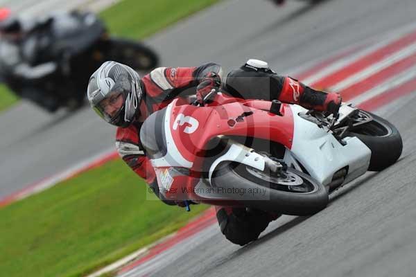 Motorcycle action photographs;Silverstone circuit;Silverstone photographs;Trackday digital images;event digital images;eventdigitalimages;no limits trackday;peter wileman photography;rockingham towcester northamptonshire;trackday;trackday photos