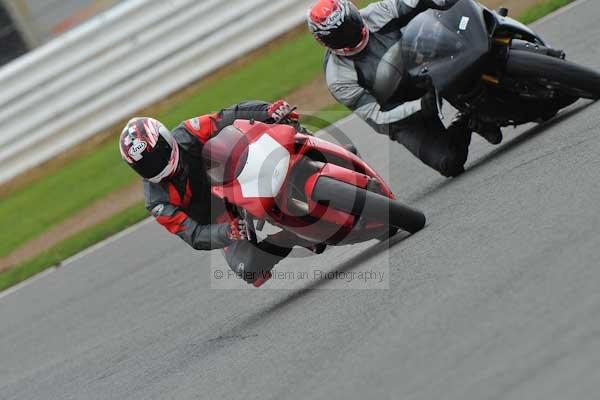 Motorcycle action photographs;Silverstone circuit;Silverstone photographs;Trackday digital images;event digital images;eventdigitalimages;no limits trackday;peter wileman photography;rockingham towcester northamptonshire;trackday;trackday photos