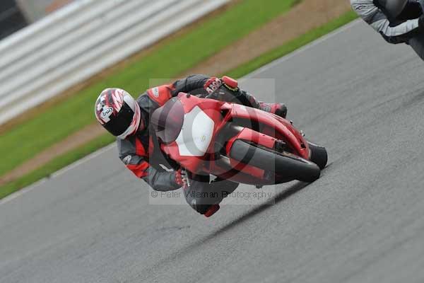 Motorcycle action photographs;Silverstone circuit;Silverstone photographs;Trackday digital images;event digital images;eventdigitalimages;no limits trackday;peter wileman photography;rockingham towcester northamptonshire;trackday;trackday photos