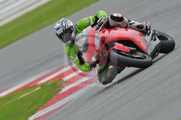 Motorcycle action photographs;Silverstone circuit;Silverstone photographs;Trackday digital images;event digital images;eventdigitalimages;no limits trackday;peter wileman photography;rockingham towcester northamptonshire;trackday;trackday photos