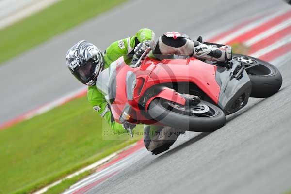 Motorcycle action photographs;Silverstone circuit;Silverstone photographs;Trackday digital images;event digital images;eventdigitalimages;no limits trackday;peter wileman photography;rockingham towcester northamptonshire;trackday;trackday photos