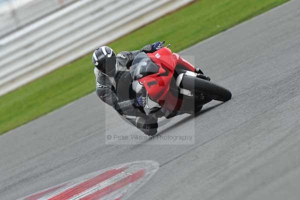 Motorcycle action photographs;Silverstone circuit;Silverstone photographs;Trackday digital images;event digital images;eventdigitalimages;no limits trackday;peter wileman photography;rockingham towcester northamptonshire;trackday;trackday photos