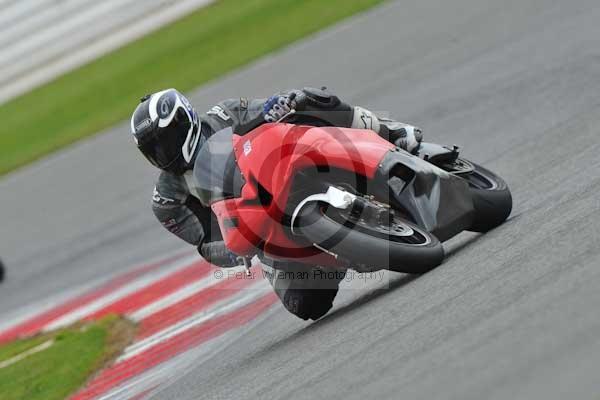Motorcycle action photographs;Silverstone circuit;Silverstone photographs;Trackday digital images;event digital images;eventdigitalimages;no limits trackday;peter wileman photography;rockingham towcester northamptonshire;trackday;trackday photos