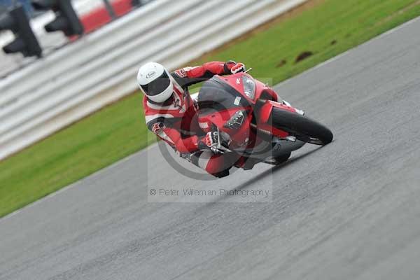 Motorcycle action photographs;Silverstone circuit;Silverstone photographs;Trackday digital images;event digital images;eventdigitalimages;no limits trackday;peter wileman photography;rockingham towcester northamptonshire;trackday;trackday photos