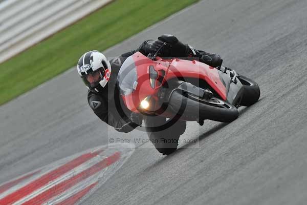Motorcycle action photographs;Silverstone circuit;Silverstone photographs;Trackday digital images;event digital images;eventdigitalimages;no limits trackday;peter wileman photography;rockingham towcester northamptonshire;trackday;trackday photos