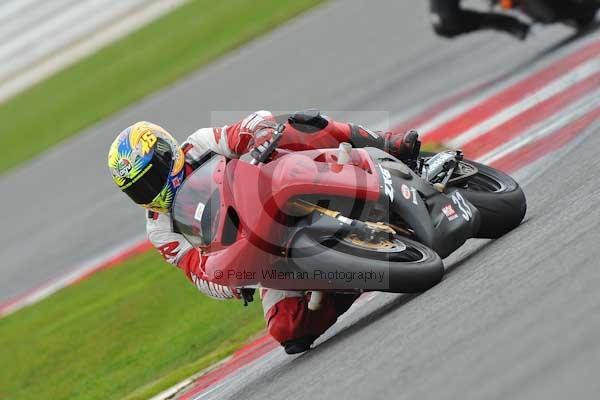 Motorcycle action photographs;Silverstone circuit;Silverstone photographs;Trackday digital images;event digital images;eventdigitalimages;no limits trackday;peter wileman photography;rockingham towcester northamptonshire;trackday;trackday photos