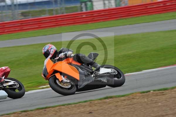 Motorcycle action photographs;Silverstone circuit;Silverstone photographs;Trackday digital images;event digital images;eventdigitalimages;no limits trackday;peter wileman photography;rockingham towcester northamptonshire;trackday;trackday photos