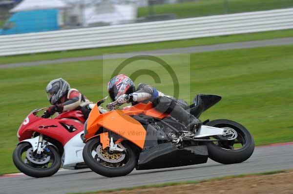 Motorcycle action photographs;Silverstone circuit;Silverstone photographs;Trackday digital images;event digital images;eventdigitalimages;no limits trackday;peter wileman photography;rockingham towcester northamptonshire;trackday;trackday photos