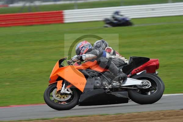Motorcycle action photographs;Silverstone circuit;Silverstone photographs;Trackday digital images;event digital images;eventdigitalimages;no limits trackday;peter wileman photography;rockingham towcester northamptonshire;trackday;trackday photos