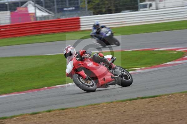 Motorcycle action photographs;Silverstone circuit;Silverstone photographs;Trackday digital images;event digital images;eventdigitalimages;no limits trackday;peter wileman photography;rockingham towcester northamptonshire;trackday;trackday photos