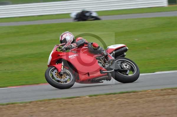 Motorcycle action photographs;Silverstone circuit;Silverstone photographs;Trackday digital images;event digital images;eventdigitalimages;no limits trackday;peter wileman photography;rockingham towcester northamptonshire;trackday;trackday photos