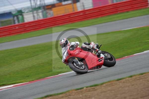 Motorcycle action photographs;Silverstone circuit;Silverstone photographs;Trackday digital images;event digital images;eventdigitalimages;no limits trackday;peter wileman photography;rockingham towcester northamptonshire;trackday;trackday photos