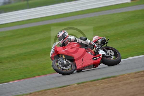 Motorcycle action photographs;Silverstone circuit;Silverstone photographs;Trackday digital images;event digital images;eventdigitalimages;no limits trackday;peter wileman photography;rockingham towcester northamptonshire;trackday;trackday photos
