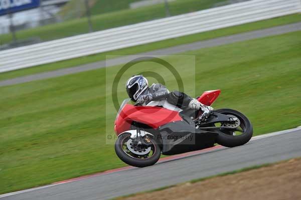 Motorcycle action photographs;Silverstone circuit;Silverstone photographs;Trackday digital images;event digital images;eventdigitalimages;no limits trackday;peter wileman photography;rockingham towcester northamptonshire;trackday;trackday photos