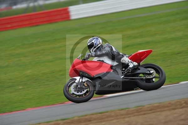 Motorcycle action photographs;Silverstone circuit;Silverstone photographs;Trackday digital images;event digital images;eventdigitalimages;no limits trackday;peter wileman photography;rockingham towcester northamptonshire;trackday;trackday photos