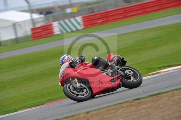 Motorcycle action photographs;Silverstone circuit;Silverstone photographs;Trackday digital images;event digital images;eventdigitalimages;no limits trackday;peter wileman photography;rockingham towcester northamptonshire;trackday;trackday photos