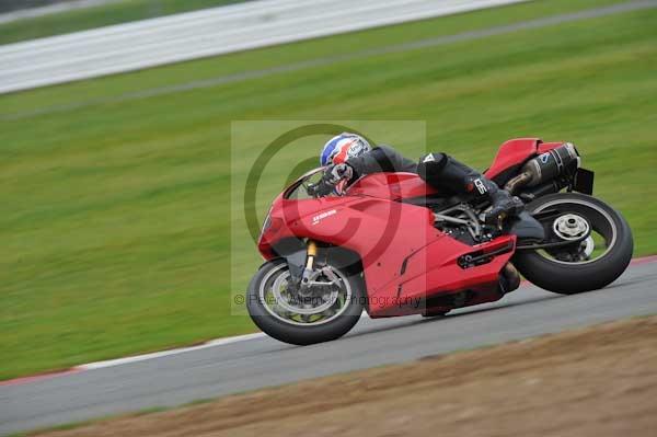Motorcycle action photographs;Silverstone circuit;Silverstone photographs;Trackday digital images;event digital images;eventdigitalimages;no limits trackday;peter wileman photography;rockingham towcester northamptonshire;trackday;trackday photos