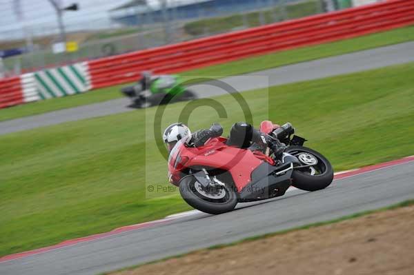 Motorcycle action photographs;Silverstone circuit;Silverstone photographs;Trackday digital images;event digital images;eventdigitalimages;no limits trackday;peter wileman photography;rockingham towcester northamptonshire;trackday;trackday photos