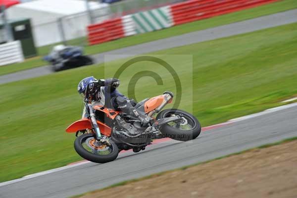 Motorcycle action photographs;Silverstone circuit;Silverstone photographs;Trackday digital images;event digital images;eventdigitalimages;no limits trackday;peter wileman photography;rockingham towcester northamptonshire;trackday;trackday photos