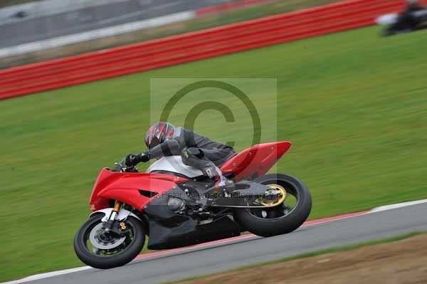 Motorcycle action photographs;Silverstone circuit;Silverstone photographs;Trackday digital images;event digital images;eventdigitalimages;no limits trackday;peter wileman photography;rockingham towcester northamptonshire;trackday;trackday photos