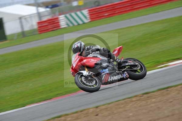 Motorcycle action photographs;Silverstone circuit;Silverstone photographs;Trackday digital images;event digital images;eventdigitalimages;no limits trackday;peter wileman photography;rockingham towcester northamptonshire;trackday;trackday photos