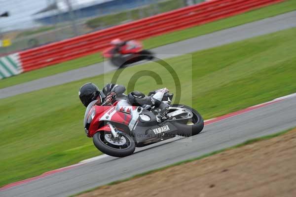 Motorcycle action photographs;Silverstone circuit;Silverstone photographs;Trackday digital images;event digital images;eventdigitalimages;no limits trackday;peter wileman photography;rockingham towcester northamptonshire;trackday;trackday photos