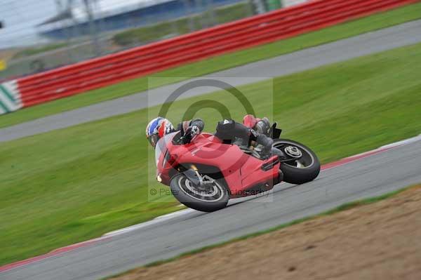 Motorcycle action photographs;Silverstone circuit;Silverstone photographs;Trackday digital images;event digital images;eventdigitalimages;no limits trackday;peter wileman photography;rockingham towcester northamptonshire;trackday;trackday photos