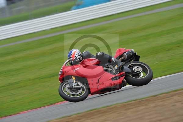 Motorcycle action photographs;Silverstone circuit;Silverstone photographs;Trackday digital images;event digital images;eventdigitalimages;no limits trackday;peter wileman photography;rockingham towcester northamptonshire;trackday;trackday photos