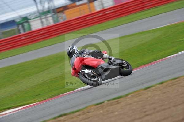 Motorcycle action photographs;Silverstone circuit;Silverstone photographs;Trackday digital images;event digital images;eventdigitalimages;no limits trackday;peter wileman photography;rockingham towcester northamptonshire;trackday;trackday photos