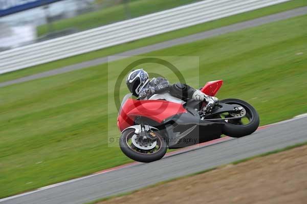 Motorcycle action photographs;Silverstone circuit;Silverstone photographs;Trackday digital images;event digital images;eventdigitalimages;no limits trackday;peter wileman photography;rockingham towcester northamptonshire;trackday;trackday photos