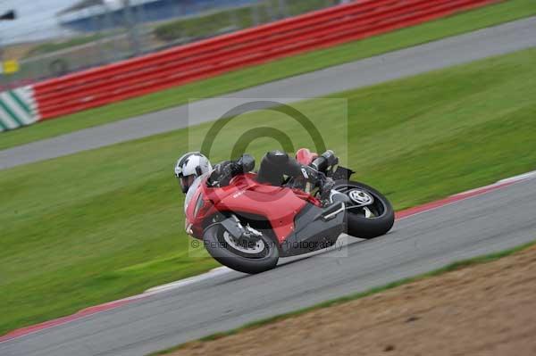 Motorcycle action photographs;Silverstone circuit;Silverstone photographs;Trackday digital images;event digital images;eventdigitalimages;no limits trackday;peter wileman photography;rockingham towcester northamptonshire;trackday;trackday photos