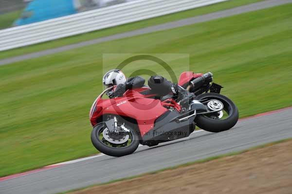 Motorcycle action photographs;Silverstone circuit;Silverstone photographs;Trackday digital images;event digital images;eventdigitalimages;no limits trackday;peter wileman photography;rockingham towcester northamptonshire;trackday;trackday photos
