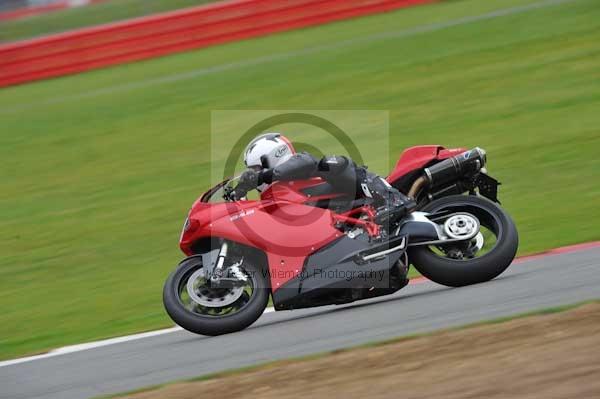 Motorcycle action photographs;Silverstone circuit;Silverstone photographs;Trackday digital images;event digital images;eventdigitalimages;no limits trackday;peter wileman photography;rockingham towcester northamptonshire;trackday;trackday photos