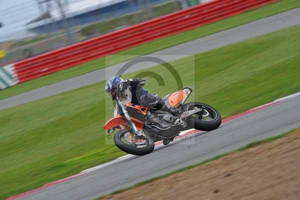 Motorcycle action photographs;Silverstone circuit;Silverstone photographs;Trackday digital images;event digital images;eventdigitalimages;no limits trackday;peter wileman photography;rockingham towcester northamptonshire;trackday;trackday photos