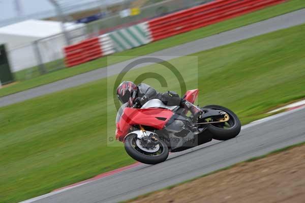 Motorcycle action photographs;Silverstone circuit;Silverstone photographs;Trackday digital images;event digital images;eventdigitalimages;no limits trackday;peter wileman photography;rockingham towcester northamptonshire;trackday;trackday photos