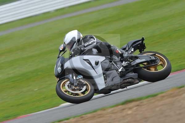 Motorcycle action photographs;Silverstone circuit;Silverstone photographs;Trackday digital images;event digital images;eventdigitalimages;no limits trackday;peter wileman photography;rockingham towcester northamptonshire;trackday;trackday photos