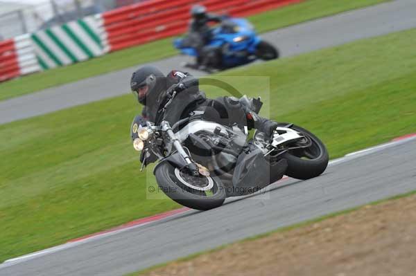 Motorcycle action photographs;Silverstone circuit;Silverstone photographs;Trackday digital images;event digital images;eventdigitalimages;no limits trackday;peter wileman photography;rockingham towcester northamptonshire;trackday;trackday photos
