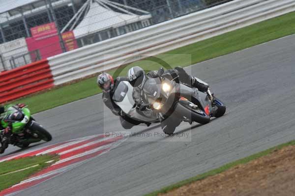 Motorcycle action photographs;Silverstone circuit;Silverstone photographs;Trackday digital images;event digital images;eventdigitalimages;no limits trackday;peter wileman photography;rockingham towcester northamptonshire;trackday;trackday photos