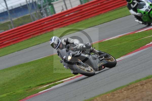 Motorcycle action photographs;Silverstone circuit;Silverstone photographs;Trackday digital images;event digital images;eventdigitalimages;no limits trackday;peter wileman photography;rockingham towcester northamptonshire;trackday;trackday photos
