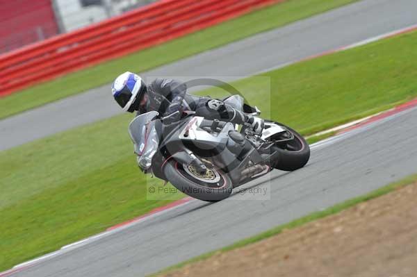 Motorcycle action photographs;Silverstone circuit;Silverstone photographs;Trackday digital images;event digital images;eventdigitalimages;no limits trackday;peter wileman photography;rockingham towcester northamptonshire;trackday;trackday photos