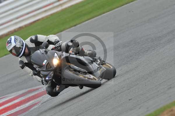 Motorcycle action photographs;Silverstone circuit;Silverstone photographs;Trackday digital images;event digital images;eventdigitalimages;no limits trackday;peter wileman photography;rockingham towcester northamptonshire;trackday;trackday photos