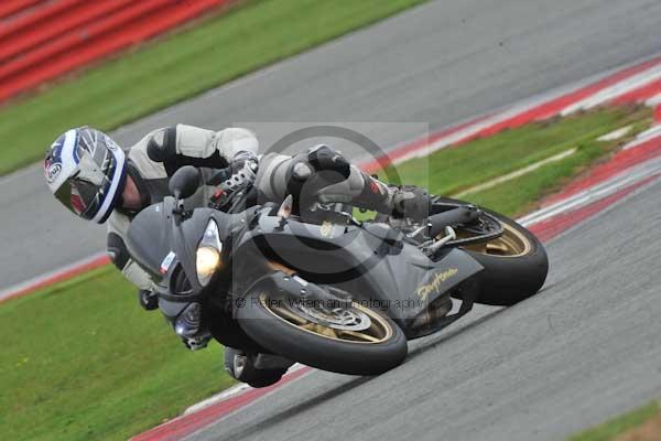 Motorcycle action photographs;Silverstone circuit;Silverstone photographs;Trackday digital images;event digital images;eventdigitalimages;no limits trackday;peter wileman photography;rockingham towcester northamptonshire;trackday;trackday photos