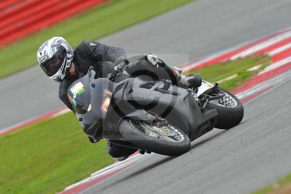 Motorcycle action photographs;Silverstone circuit;Silverstone photographs;Trackday digital images;event digital images;eventdigitalimages;no limits trackday;peter wileman photography;rockingham towcester northamptonshire;trackday;trackday photos