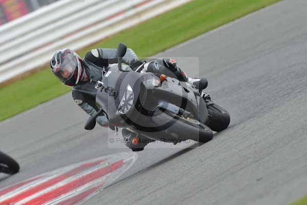 Motorcycle action photographs;Silverstone circuit;Silverstone photographs;Trackday digital images;event digital images;eventdigitalimages;no limits trackday;peter wileman photography;rockingham towcester northamptonshire;trackday;trackday photos